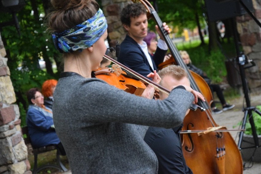 Zespół FolkfoR gra muzykę z różnych stron świata.