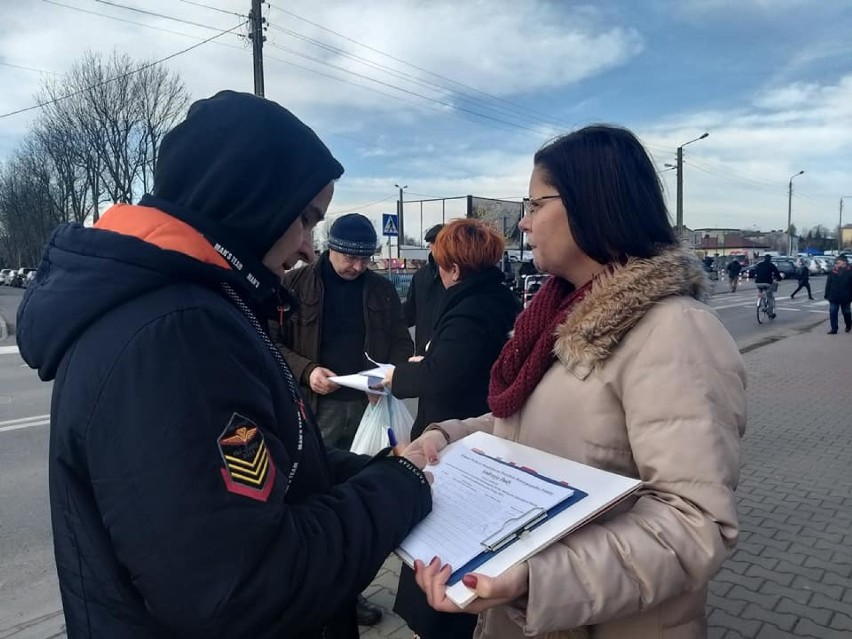 Radomsko: Zbierają podpisy poparcia dla Andrzeja Dudy [ZDJĘCIA]