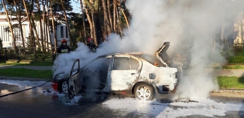 Poranny pożar samochodu w Ostrowcu. Całe auto było w ogniu