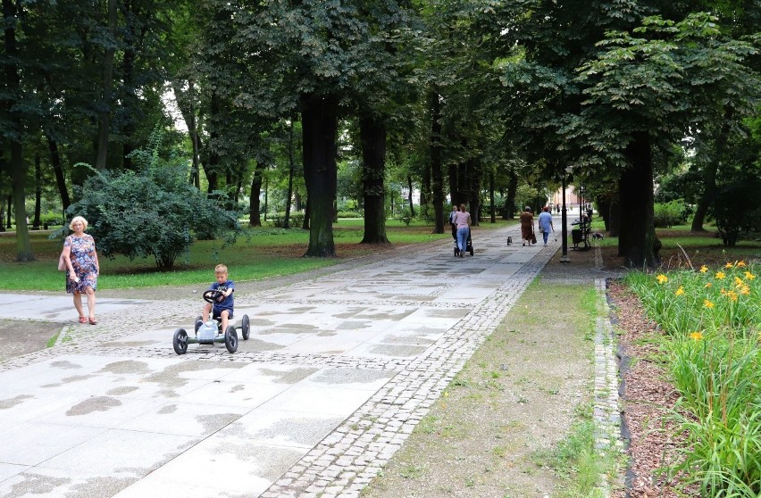 Zabytkowy park miejski im. Tadeusza Kościuszki zajmuje...