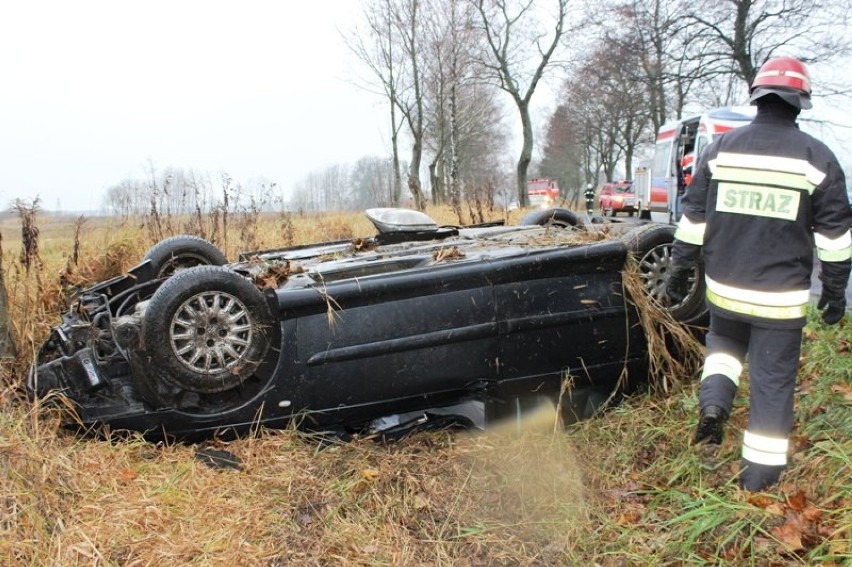 Wypadek w Woli Lipowskiej. Auto dachowało w rowie