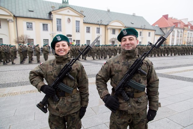 Starania toruńskiej posłanki Prawa i Sprawiedliwości Anny Sobeckiej sprawiły, że dowództwo Wojsk Obrony Terytorialnej znalazło swoją ostateczną lokalizację w Toruniu. O wszystkim poinformował na Facebooku bydgoski poseł Kukiz’15 – Paweł Skutecki.

Zobacz także: Antoni Macierewicz w Toruniu. Były szef MON przyjechał na spotkanie w Centrum Dialogu [ZDJĘCIA]

Polecamy: Najbardziej niebezpieczne przejścia dla pieszych w Toruniu. Tu trzeba uważać [LISTA]