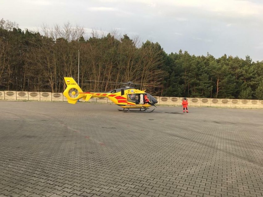 Poważny wypadek w Przyłęku! Samochód osobowy wypadł z drogi i roztrzaskał się na drzewach. Lądował śmigłowiec LPR [FOTO]