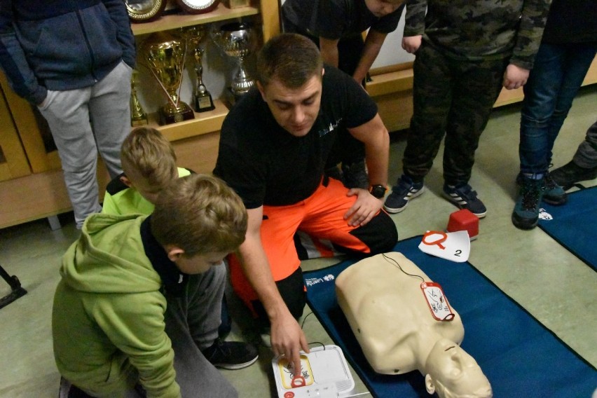 Uczniowie SP nr 8 w Wejherowie poznali zasady obsługi defibrylatora AED [ZDJĘCIA]