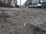 Z ulicy w centrum Kielc miejscami zniknął chodnik. Piesi chodzą po klepisku