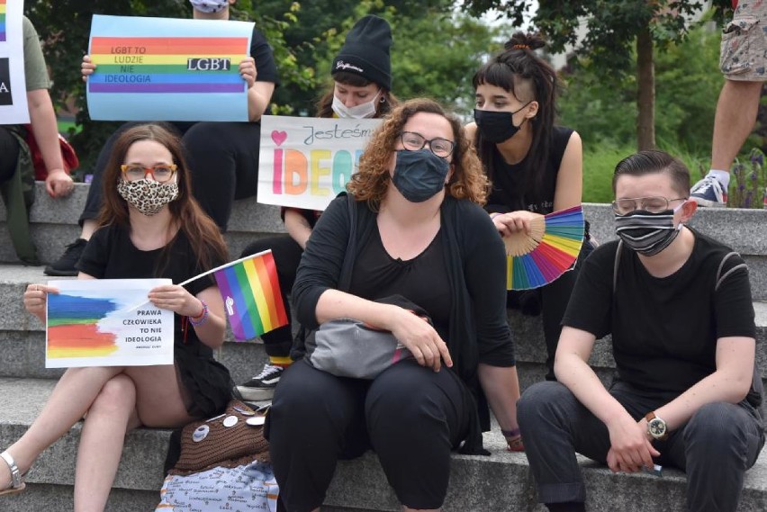 LGBT odpowiada Andrzejowi Dudzie w Pile. Zobaczcie zdjęcia z manifestacji! 