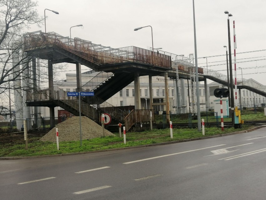 Rozbiorą kładkę nad przejazdem kolejowym w Goleniowie