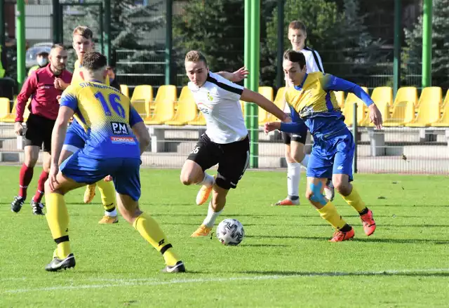 Na zdjęciu w białej koszulce napastnik pierwszej drużyny GKS Bełchatów Patryk Winsztal, który w meczu rezerw zdobył dwa gole
