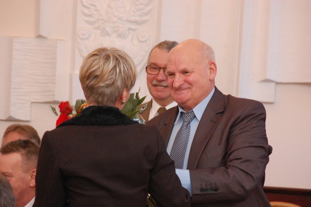 Radny Mieczkowski podziękował radnej Chmielewskiej kwiatami