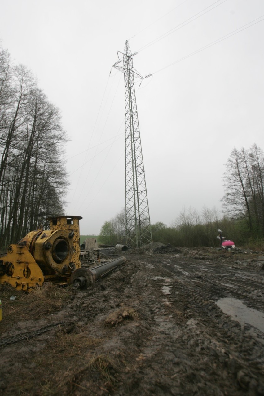 Słup przy autostradzie mógł się przewrócić!