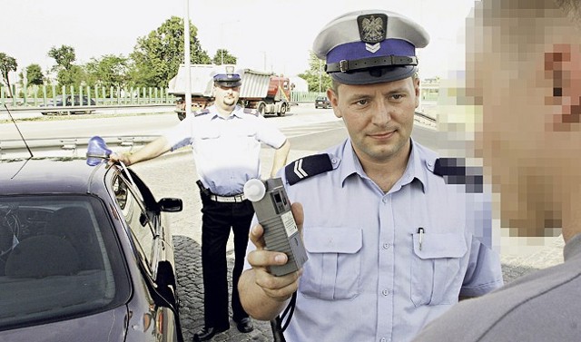Policjanci często badają kierowców za pomocą alkomatu
