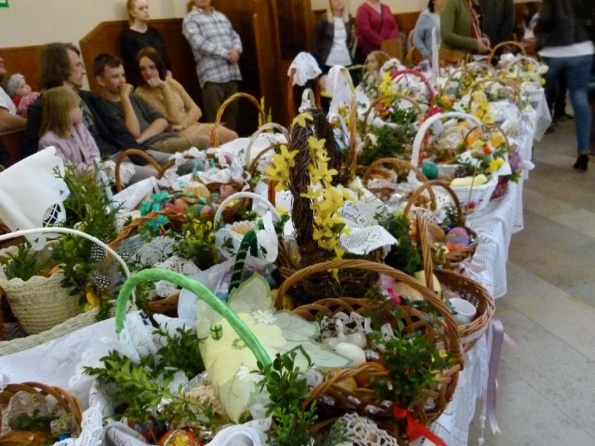 Wielka sobota. Święcenie pokarmów w parafii św. Maksymiliana w Zduńskiej Woli