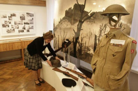 Iwona Szaleniec podczas ostatnich poprawek do wystawy &quot;Czeladzianie pod Monte Cassino&quot;. Fot. Olgierd Górny