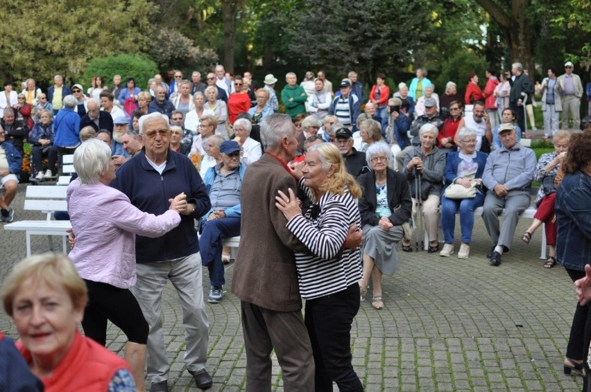 Szalona zabawa seniorów w Parku Zdrojowym w Busku. To trzeba zobaczyć! (WIDEO, ZDJĘCIA)