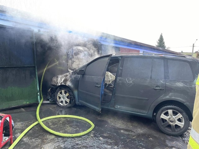 Do pożaru doszło w jednym z garaży przy ul. Chopina w Zawadzkiem. Zapalił się osobowy volkswagen.