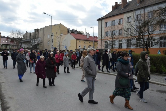 W pierwszym spacerze szlakiem detali architektonicznych Tarnowa wzięło udział około setki osób