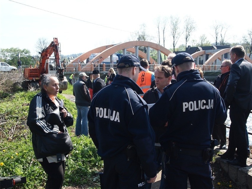 Most w Biały Dunajec: górale zablokowali koparkę. Znów interweniowała policja