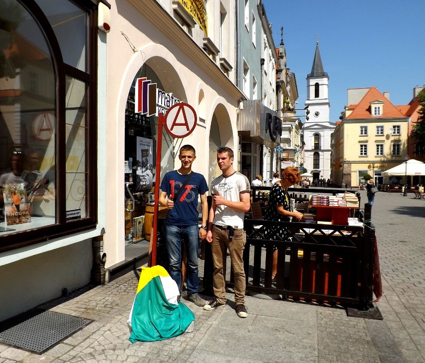 Chociaż jeszcze zasłonięty, panowie już wiedzieli, że MZKus...