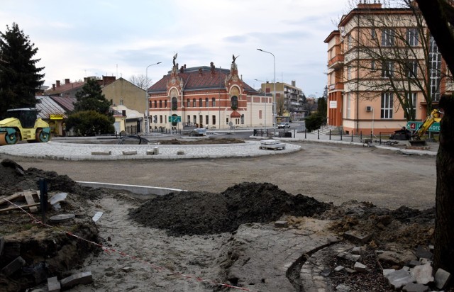 Budowa podwójnego ronda w centrum Jarosławia.