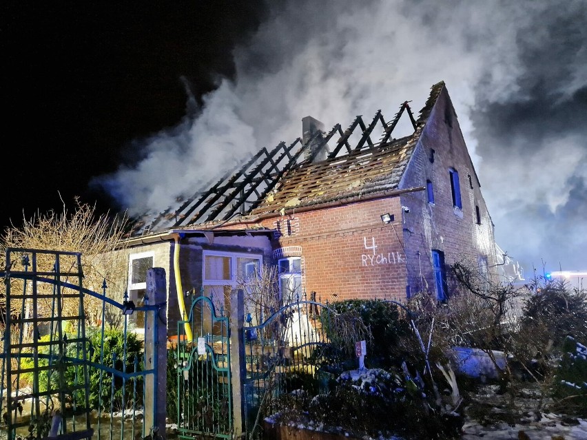 Pożar domu w Rychliku. Pozostały zgliszcza