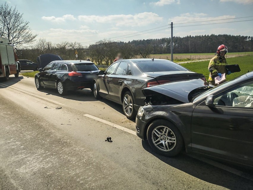 Zderzenie trzech samochodów między Lesznem a Górą