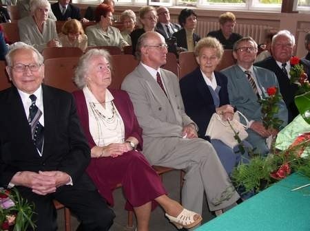 Najstarsi absolwenci i nauczyciele szkoły (od lewej): Zygmunt Gulgowski, Maria Polińska, Edward Brzęczek, Brygida Wilczewska, Józef Sarosiek i Bolesław Bykowski.