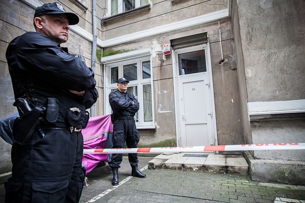 Mieszkania, w którym w Łodzi mieszkała Katarzyna W. pilnują policjanci