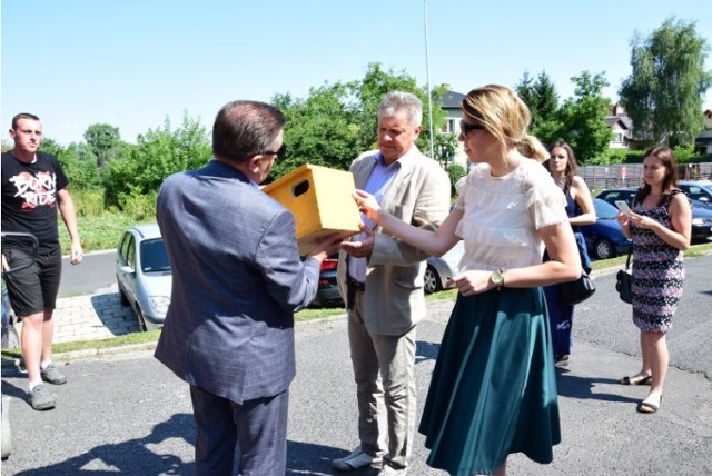 Zamość. Budki dla jerzyków trafiły do spółdzielni Łukasińskiego