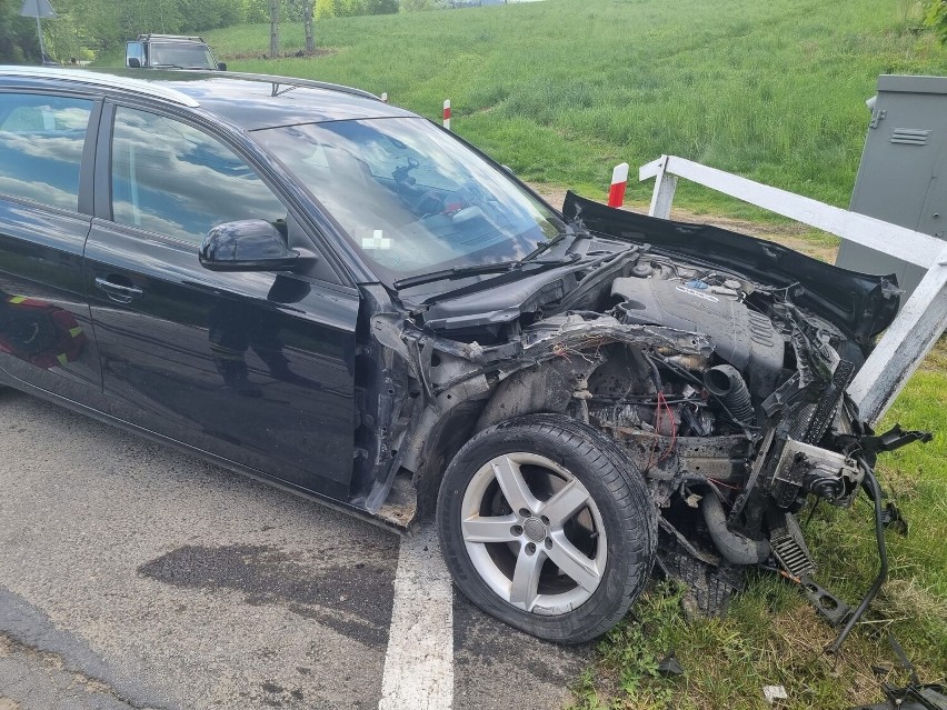 Audi zderzyło się z pociągiem. Pasażerowie cudem nie ucierpieli 