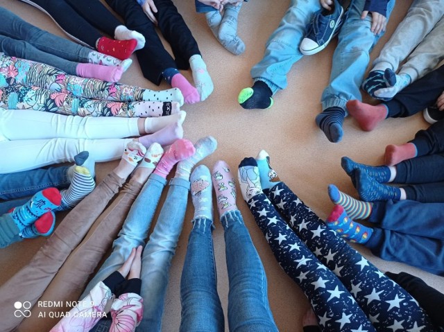 Dzień Kolorowych Skarpetek w Szkole Podstawowej numer 4 w Jędrzejowie. To piękny symbol solidarności z osobami z zespołem Downa.