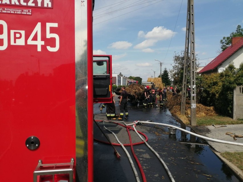 Zahaczył ciągnikiem o linię energetyczną i wywołał pożar w Pawłowicach [ZDJĘCIA]