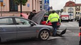 Wypadek na skrzyżowaniu ul.  Słowackiego i Sienkiewicza w Piotrkowie. Pod pocztą zderzyły się dwa ople