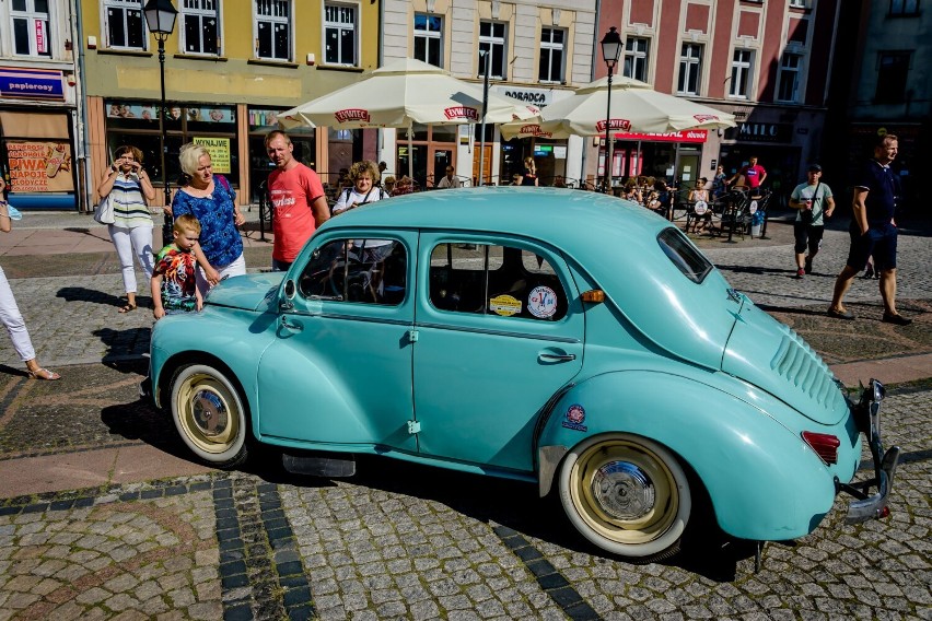 Wałbrzyski Międzynarodowy Rajd Pojazdów Zabytkowych zawitał na wałbrzyski Rynek (ZDJĘCIA)