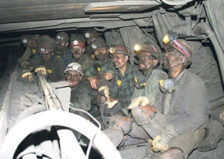 Na zdjęciu górnicy z kopalni &amp;#8222;Pniówek&amp;#8221;, gdzie zostanie przyjętych kilkuset nowych pracowników.
