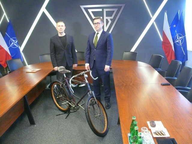Maciej Borecki, członek zarządu Fabryki Broni (z prawej) i Łukasz Wykrota ze „Sprężystych”, z odnowionym rowerem.