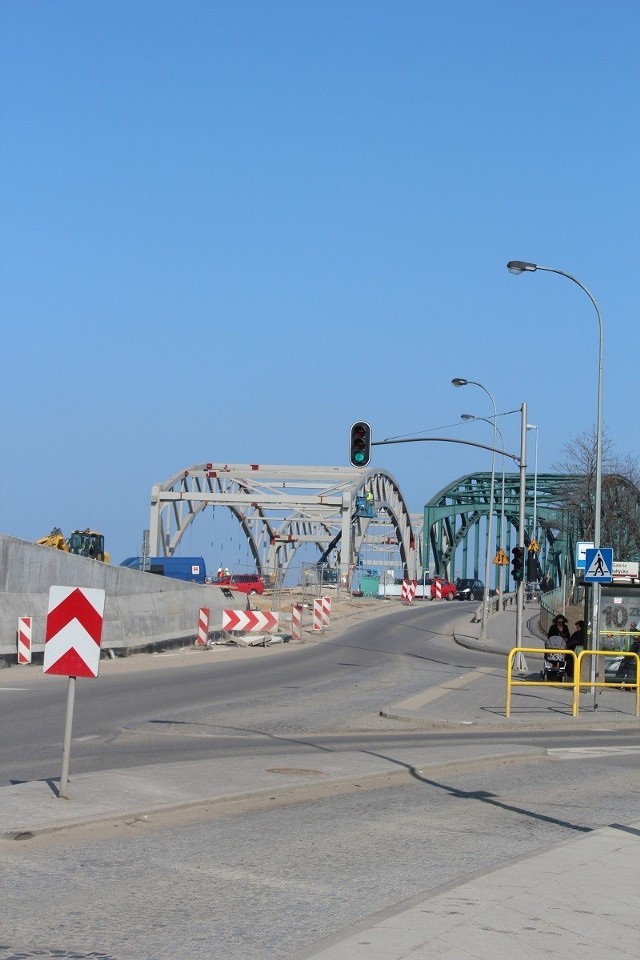 -&nbsp;W tej chwili na obu konstrukcjach trwa malowanie antykorozyjne, kończy się montaż dylatacji i montowane są bariery ochronne - wylicza Magdalena Skorupka-Kaczmarek, rzecznik Gdańskich Inwestycji Komunalnych.

Przeczytaj i zobacz: 

Trasa Słowackiego: Udało się nasunąć płytę na nowy wiadukt kolejowy we Wrzeszczu

Trójmiasto. Awaria kolejowa we Wrzeszczu już usunięta (ZDJĘCIA)

Gdańsk. Trasy Słowackiego i Sucharskiego gotowe - na razie tylko na wideo

	Gdańsk. Sekcja D estakady na Trasie Słowackiego została zamontowana w nocy z piątku na sobotę