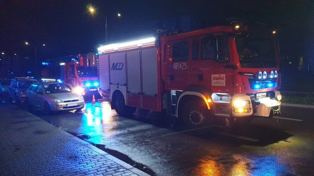 Pożar mieszkania w Skarżysku, straż pożarna w akcji