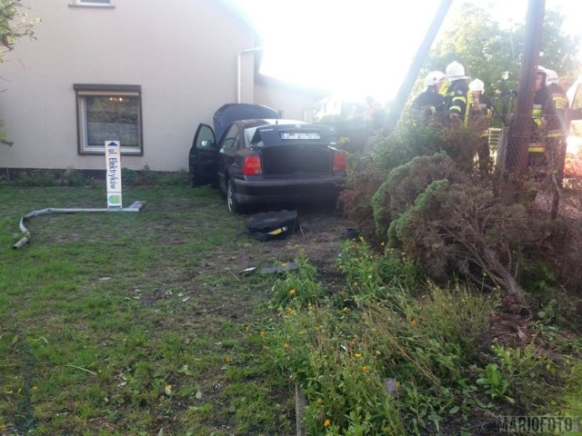 Do zdarzenia doszło w środę około godz. 17.10 na skrzyżowaniu ulic Dobrzeńskiej i Elektryków w dzielnicy Brzezie. Volkswagen jechał na tyle szybko, że pokonał bariery energochłonne i ogrodzenie posesji, po czym uderzył w budynek mieszkalny.

Na szczęście w zdarzeniu nikt nie ucierpiał. Kierowcę ukarano mandatem.