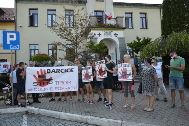 Podczas protestu „Nie dla tirów w Dolinie Popradu" na piwniczańskim rynku zgromadziło się ponad 200 przeciwników