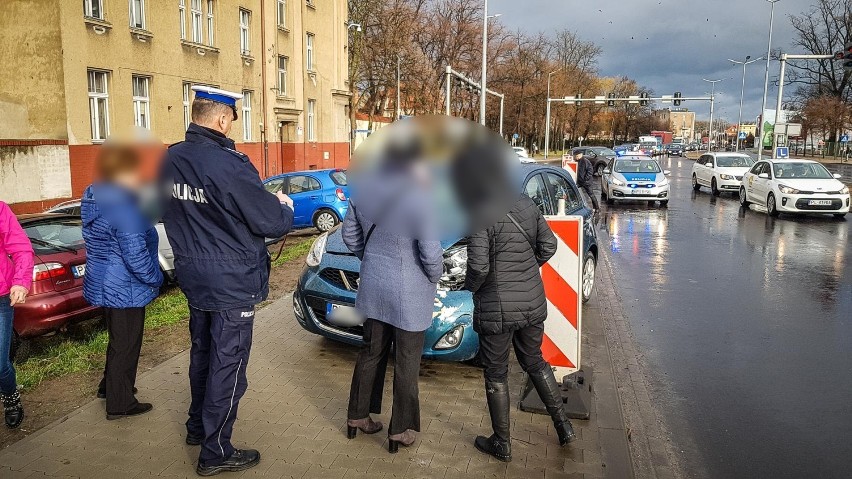 Leszno. Zderzenie na wiadukcie. W jednym z aut trójka kilkuletnich dzieci [ZDJĘCIA]