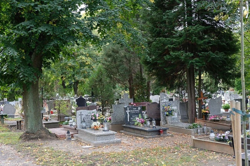 Na żarskich cmentarzach trwa już porządkowanie grobów.