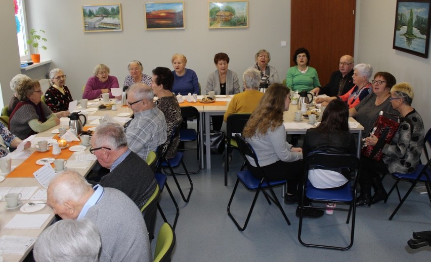 Spotkanie w dziennym domu "Senior Wigor", z zespołem śpiewaczym Zbąszyńskich Seniorów