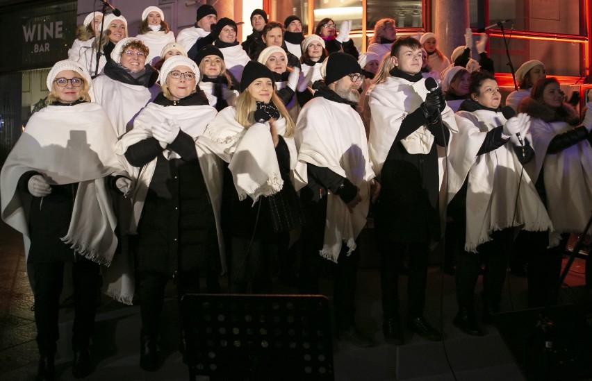 Śpiewanie Last Christmas w Warszawie. Mieszkańcy stolicy włączyli się w wyjątkową akcję! [WIDEO]