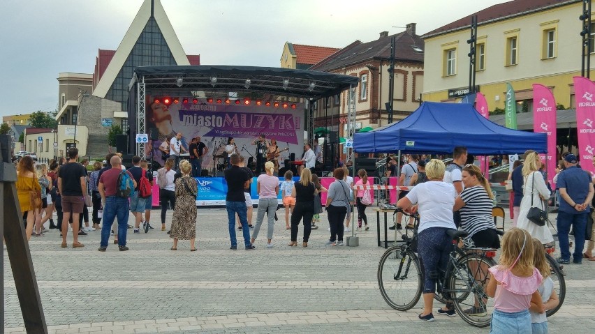 Codziennie na jaworznickim rynku możemy słuchać młodych...