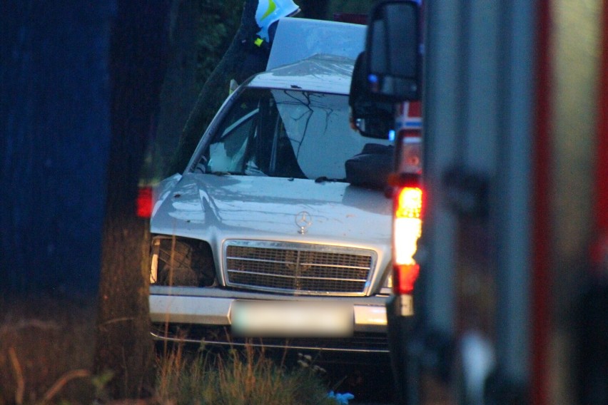 Wypadek śmiertelny w Starkówcu. Nie żyje 26-latek. 51-latka trafiła szpitala [ZDJĘCIA]