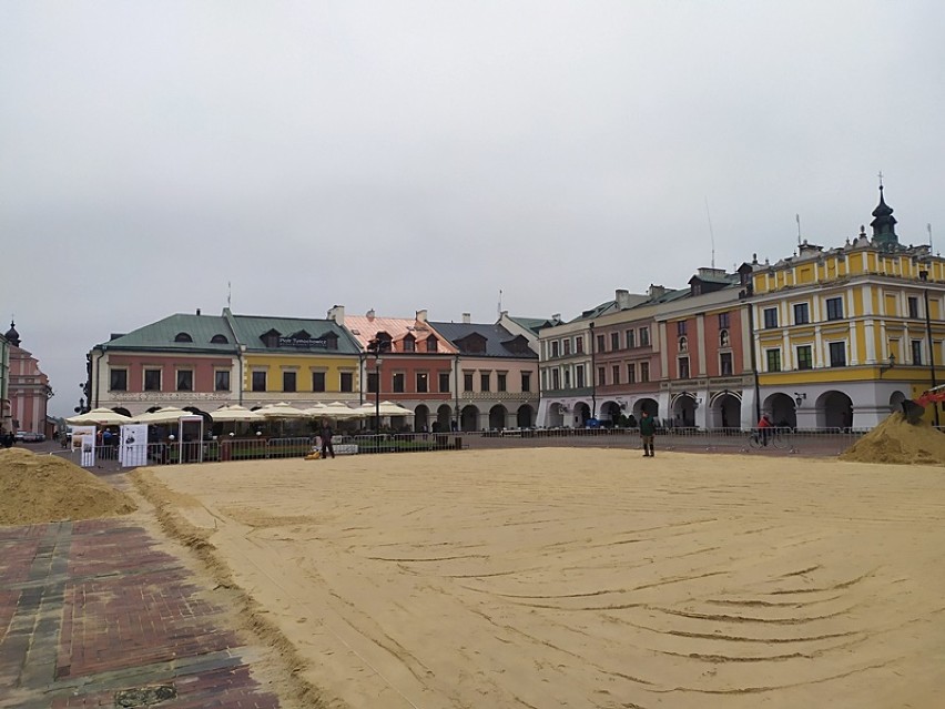 Zamość. Na Rynku Wielkim powstaje lodowisko. Zobacz zdjęcia...