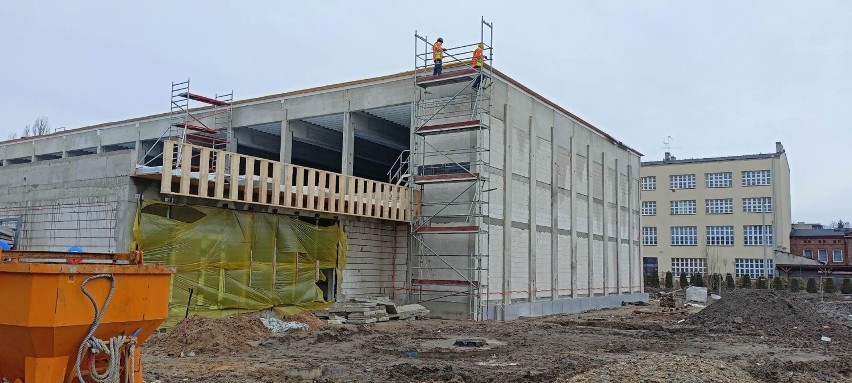 Budowa powiatowej hali sportowej w Pabianicach zbliża się do końca