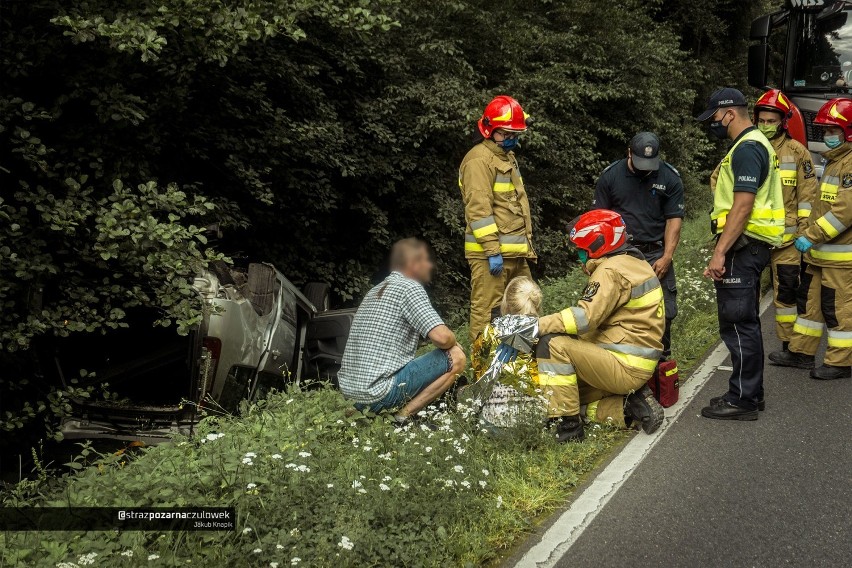 Wypadek na DW 780 w Brodłach. Zderzyły się dwa samochody. Jedna osoba ranna 