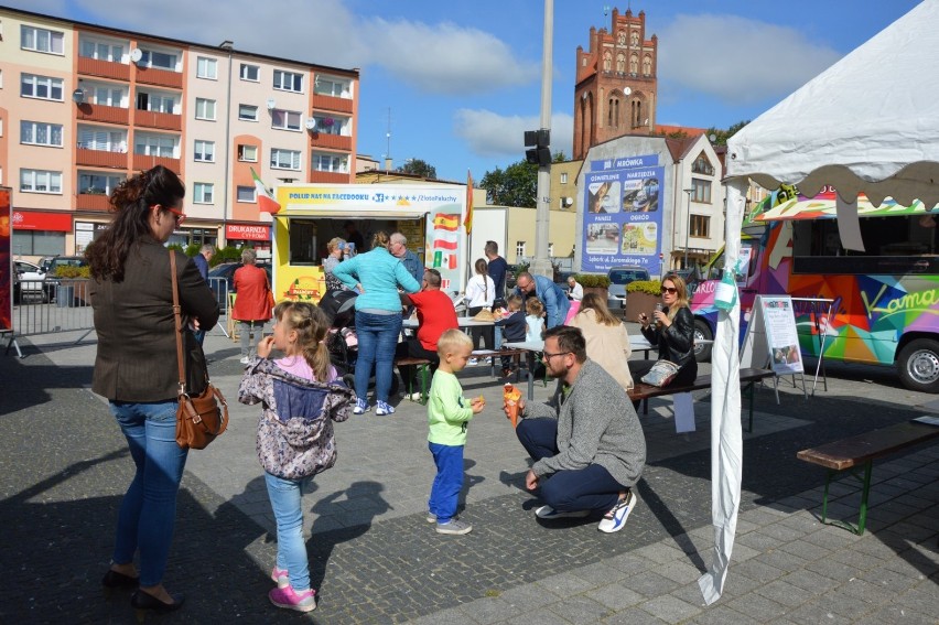 Lębork. Kuchnie na kołach rozstawione i pierwsi głodni już posmakowali z Foodtruck'ów