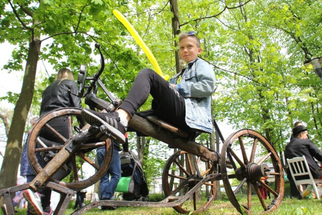 Piknik "Kielce Retro" cieszył się sporym zainteresowaniem także wśród najmłodszych. 

Muzeum Zabawy i Zabawek zaproponowało dawne gry i zabawy - jak cymbergaj, skakanki, wyścig drewnianych kogutków, toczenie fajerki, ciągniecie liny czy bitwę na poduszki. Zainteresowanie było naprawdę duże, a co najważniejsze - najmłodsi bawili się wyśmienicie. Faktycznie często trzeba dzieciom wytłumaczyć, na czym konkretna zabawa polega, ale gdy zasady są już znane to sprawia ona dużo frajdy.



Na staw wróciły łódki. Jedną z osób, które skorzystały z tej atrakcji była Pani Monika. - Popłynęliśmy razem z mężem i dziećmi. Była to niesamowita przygoda i bardzo wszystkim polecam. W łódce znaleźliśmy się po raz pierwszy i pewnie trudno będzie to powtórzyć. Z początku nieco nas nosiło, ale później mąż szybko przejął kontrolę nad łódką. Cieszę się, że również moim dzieciom się spodobało i w ogóle, o dziwo, się nie bały - mówiła Pani Monika.
(pg)
>>> ZOBACZ WIĘCEJ NA KOLEJNYCH ZDJĘCIACH 